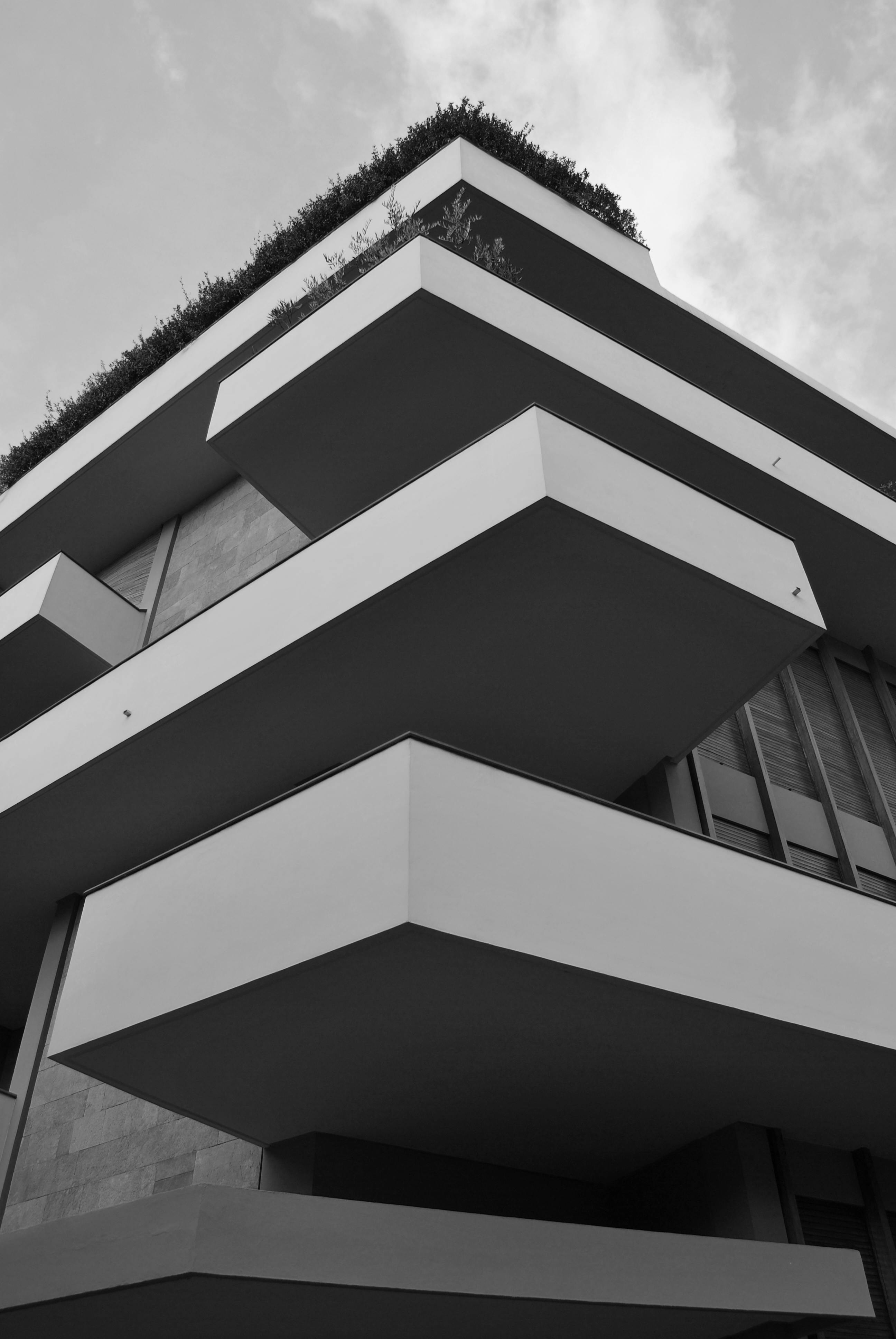 Building Wall in Black and White · Free Stock Photo