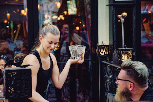 Mujer Sosteniendo Un Vaso De Higball Delante Del Hombre