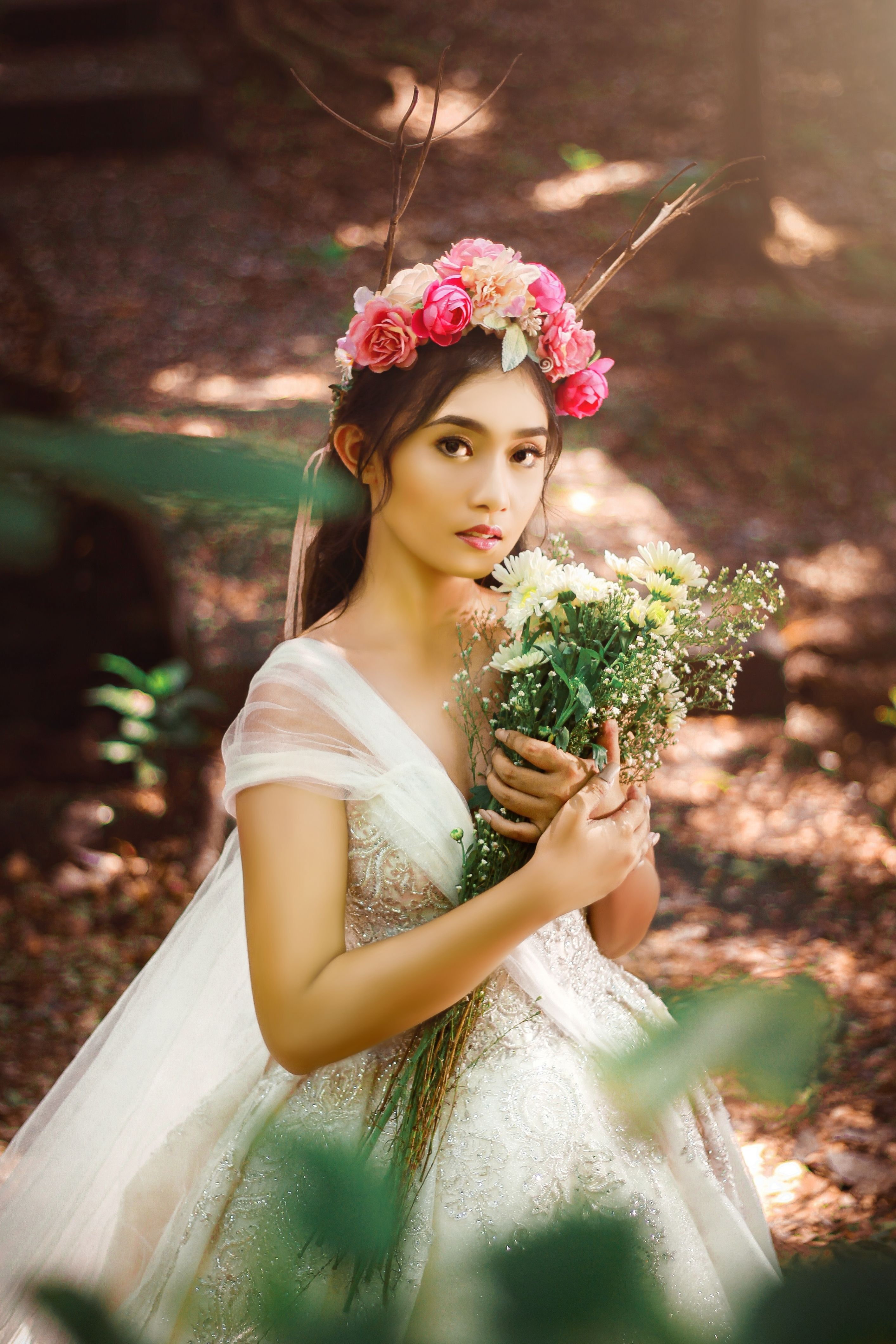 Portraits with Flowers: Capturing Beauty and Emotion Through Nature