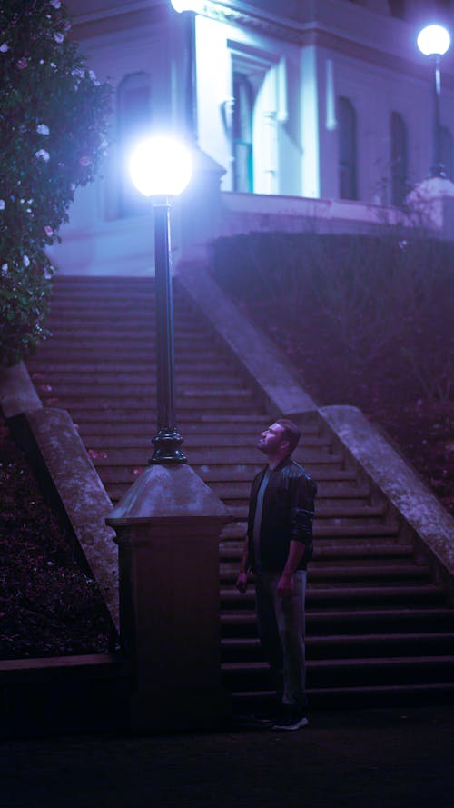 Bezpłatne Darmowe zdjęcie z galerii z mężczyzna, na stojąco, noc Zdjęcie z galerii