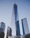 黄昏时分，纽约市世贸中心一号与周围摩天大楼的景色