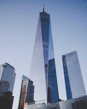 黄昏时分，纽约市世贸中心一号与周围摩天大楼的景色