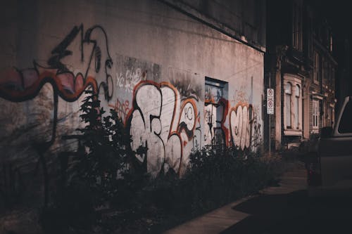 Ilmainen kuvapankkikuva tunnisteilla graffiti-seinä, jalkakäytävä, katu Kuvapankkikuva