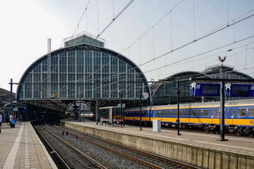 amsterdam, amsterdam merkez i̇stasyonu, antrenman yaptırmak içeren Ücretsiz stok fotoğraf