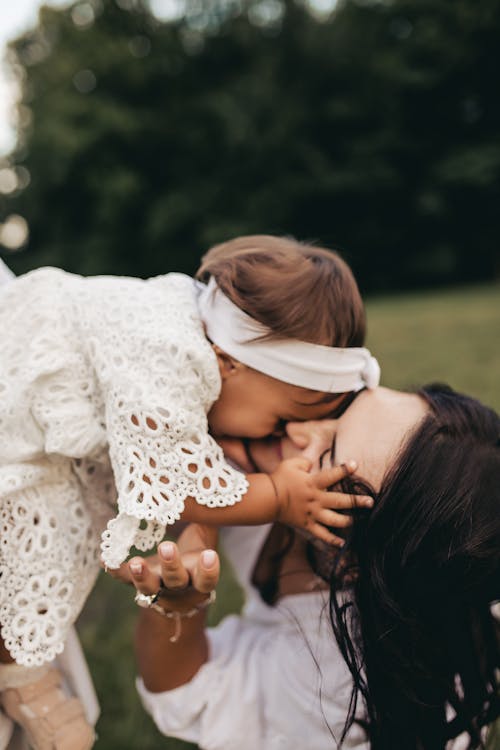 Foto profissional grátis de alegre, bebê, beijando