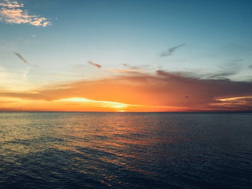 бесплатная Море в золотой час Стоковое фото