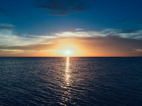 бесплатная Солнечный свет отражается на воде Стоковое фото