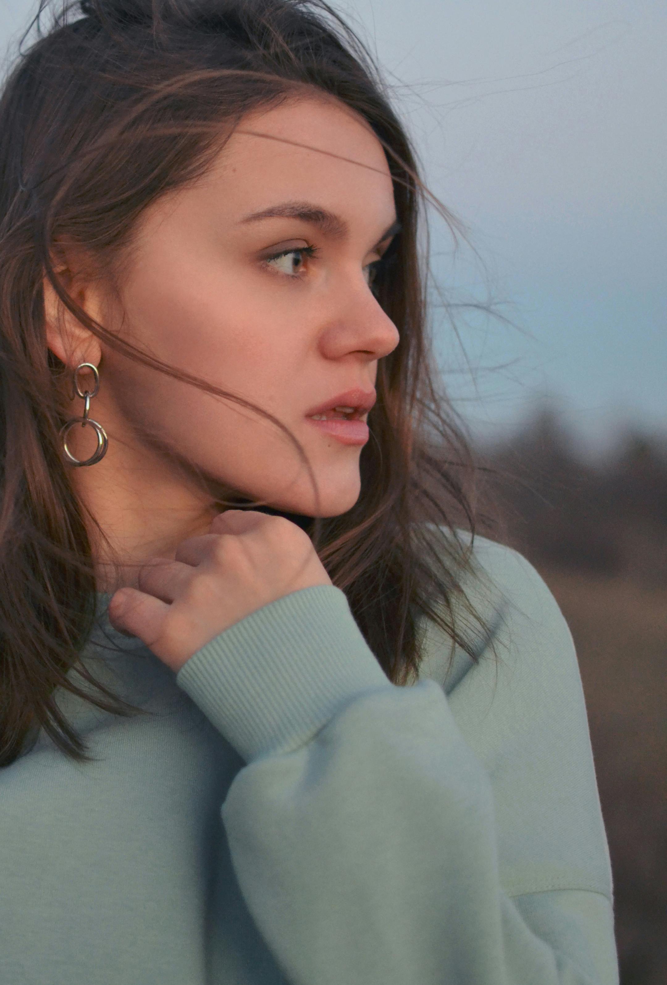 Side view of a woman free stock photo