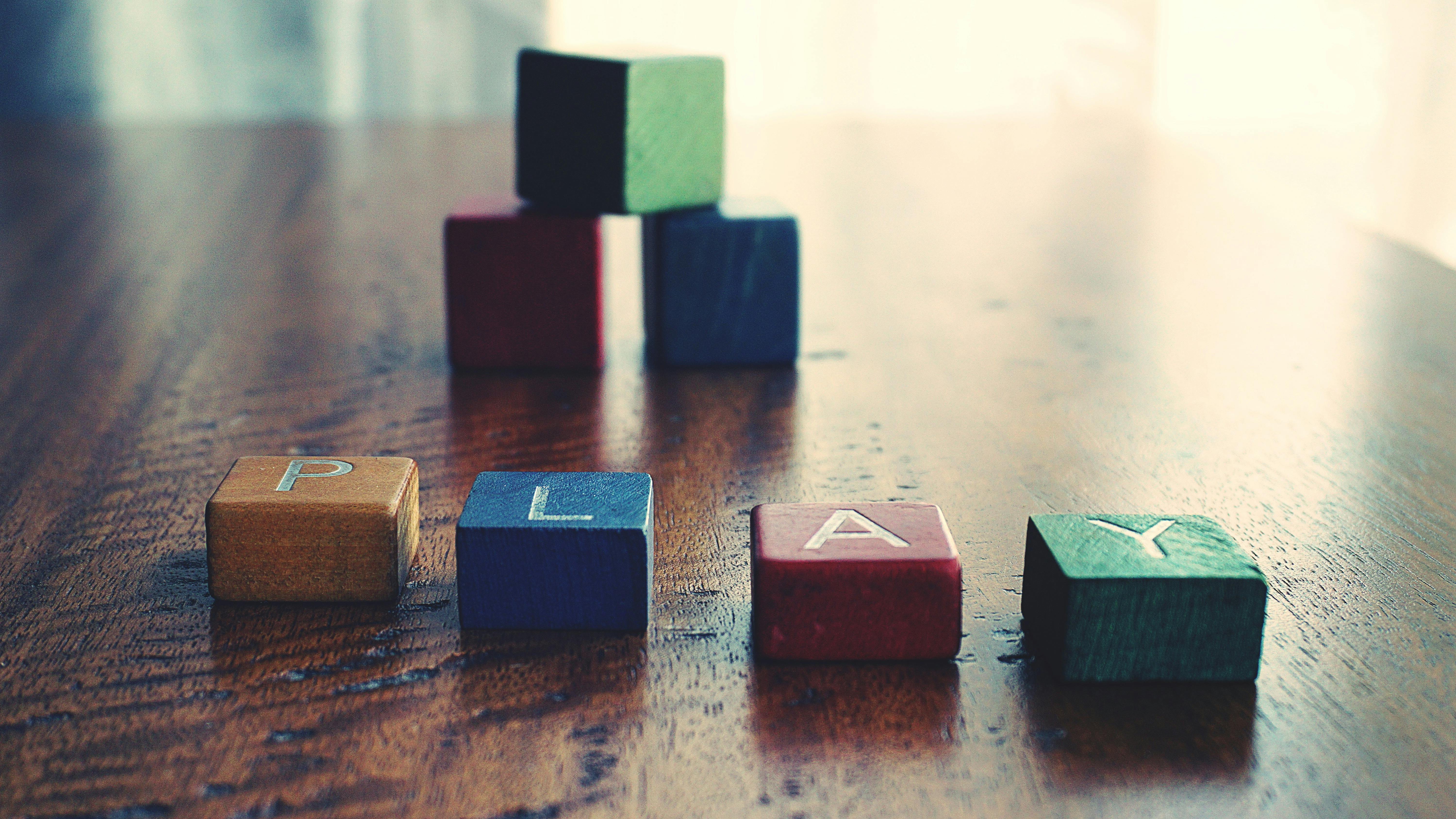 minecraftのについての事実-木製のブロックで綴られた単語"遊び"の概念的な写真。
