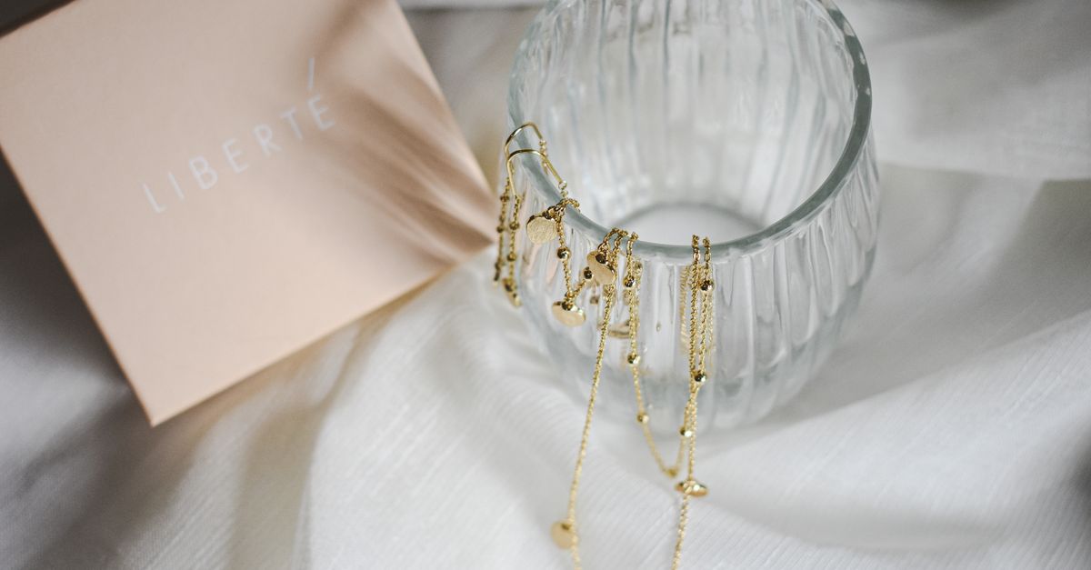 Or, argent, plaqué : le petit guide des bijoux au quotidien