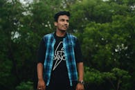 一位穿着蓝色格子衬衫的时尚年轻人在户外度过了一天