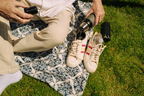 Základová fotografie zdarma na téma boty, deka, držení