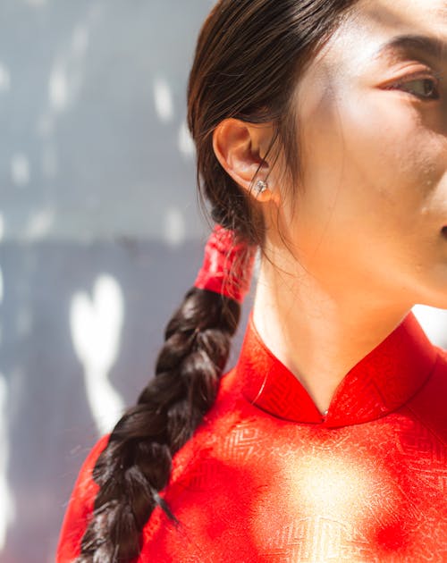 Gratis stockfoto met Aziatische vrouw, bruin haar, cheongsam