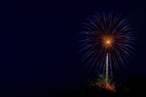 Free A stunning fireworks burst illuminates the night sky, perfect for celebrating holidays and events. Stock Photo