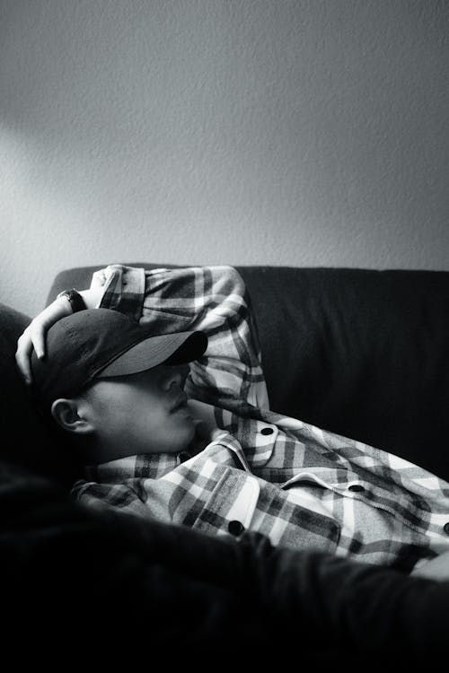 Foto d'estoc gratuïta de blanc i negre, dorment, escala de grisos