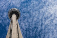 低角度拍摄的标志性加拿大国家电视塔，背景是纹理云