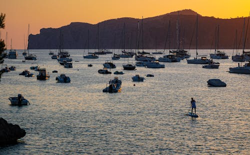 Immagine gratuita di barche a vela, mare, montagna