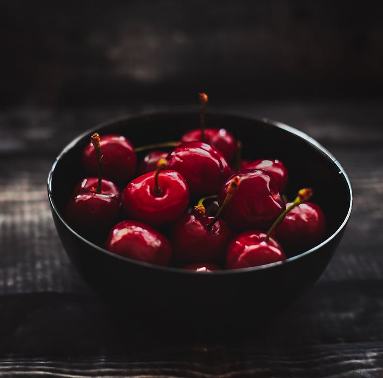 Darmowe zdjęcie z galerii z ceramiczna miska, czerwone owoce, świeży