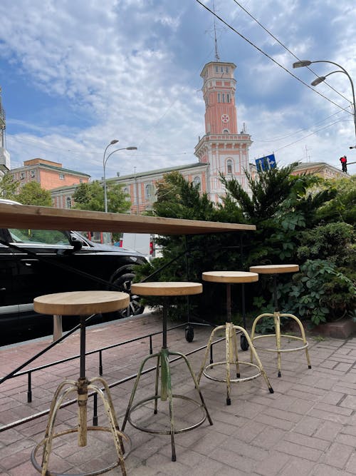 Безкоштовне стокове фото на тему «барний стіл, блакитне небо, будівлі» стокове фото
