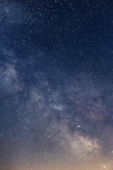 夜空中充满活力，星星与银河系的细节清晰可见