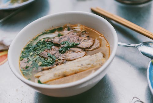 Sopa Com Carne Na Tigela De Cerâmica Branca