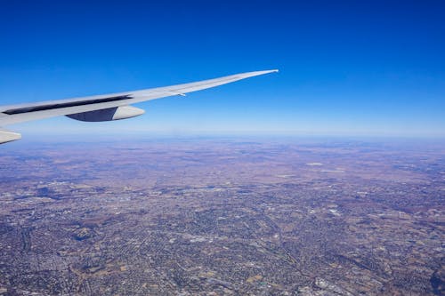 Ilmainen kuvapankkikuva tunnisteilla lentokoneen siipi, lentoliikenne, sininen taivas