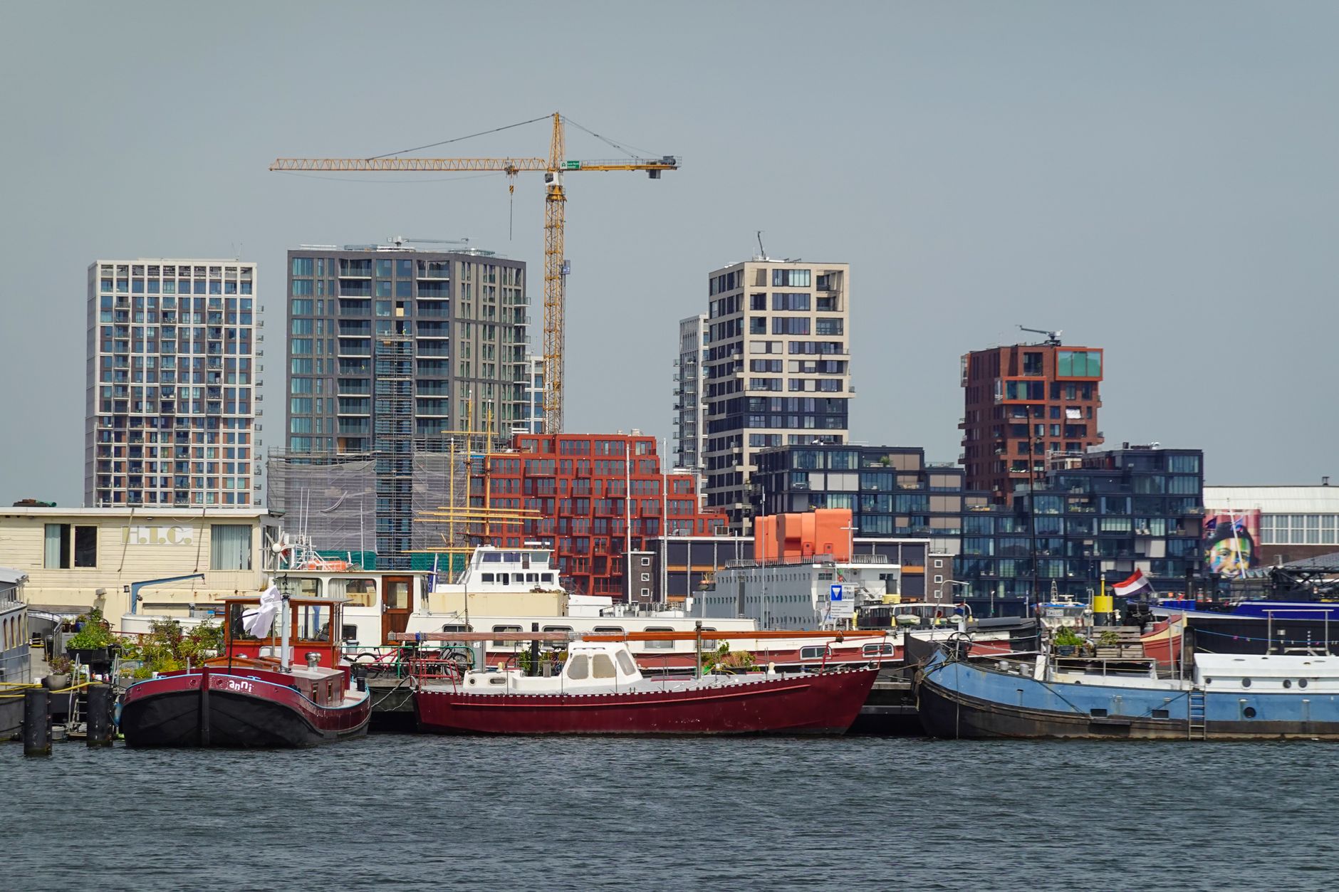 Amsterdam-Noord'daki NDSM rıhtımı ve çevresi
