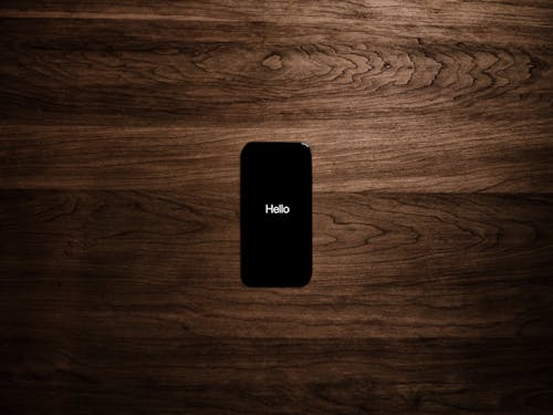 Hello를 표시하는 Black Iphone 7을 켰습니다.