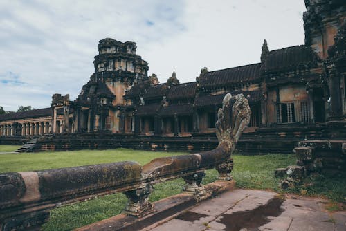 Fotobanka s bezplatnými fotkami na tému angkor wat, biela obloha, chrám
