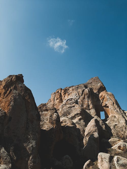 Бесплатное стоковое фото с голубое небо, низкоугольный выстрел, скалы