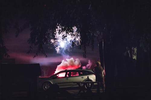 Grijze Stationwagen Geparkeerd Naast De Boom Tijdens De Nacht