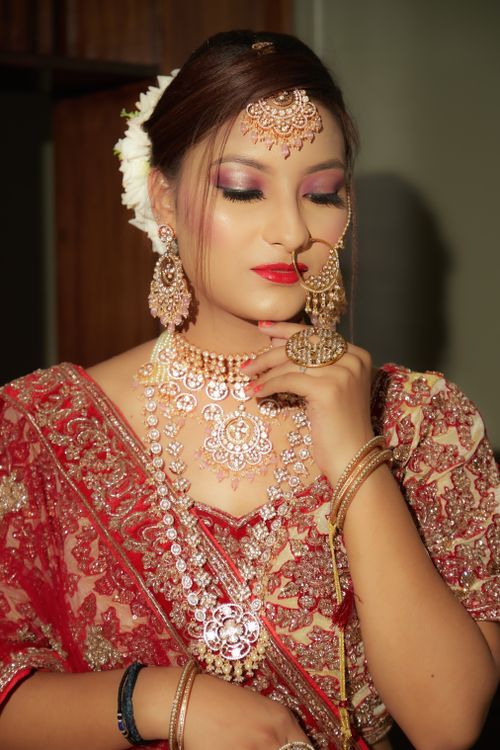 Free A stunning Indian bride in a red lehenga adorned with traditional jewelry. Stock Photo
