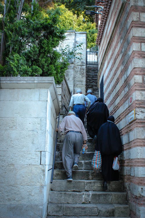 Ilmainen kuvapankkikuva tunnisteilla betoni portaat, ihmiset, kävelemässä ylös