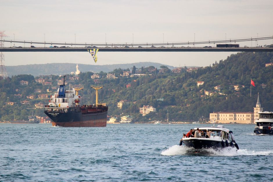 Басфор: що це таке, де знаходиться і чому важливий — Bosphorus bridge Turkey sea ships