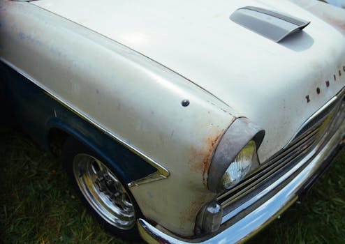 这张复古汽车引擎盖的特写，展现了铁锈与经典特征，非常适合古董爱好者