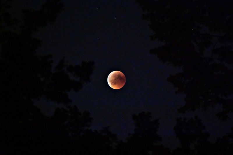 Telescop reflector pe fundal de cer înstelat