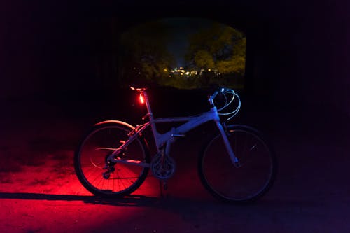 無料 ストリートの青と黒のロードバイク 写真素材