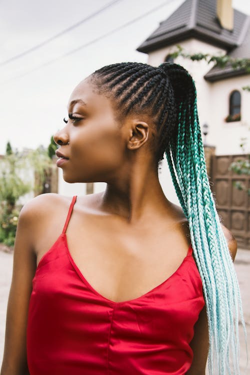 Foco Raso Fotografia De Uma Mulher Com Cabelo Trançado E Usando Uma Alça Vermelha