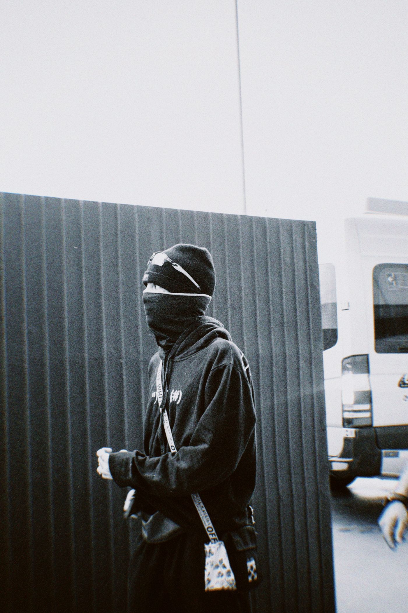 Hombre con hoodie negro caminando por la ciudad