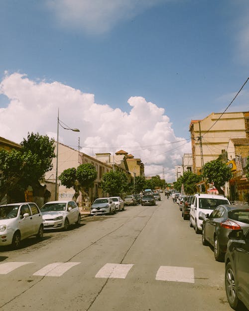 Foto profissional grátis de automóveis, céu azul, edifícios