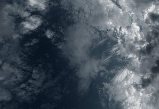 在变幻的灯光映照下，天空的对比度很高，云层也格外清晰