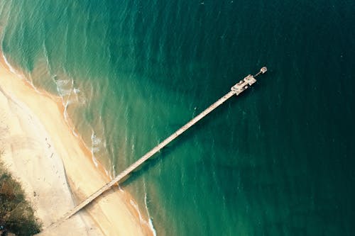 Fotografia Lotnicza Drewnianego Doku W Pobliżu Brzegu Morza