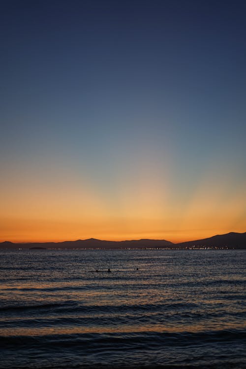 Foto profissional grátis de água, alvorecer, cair da noite