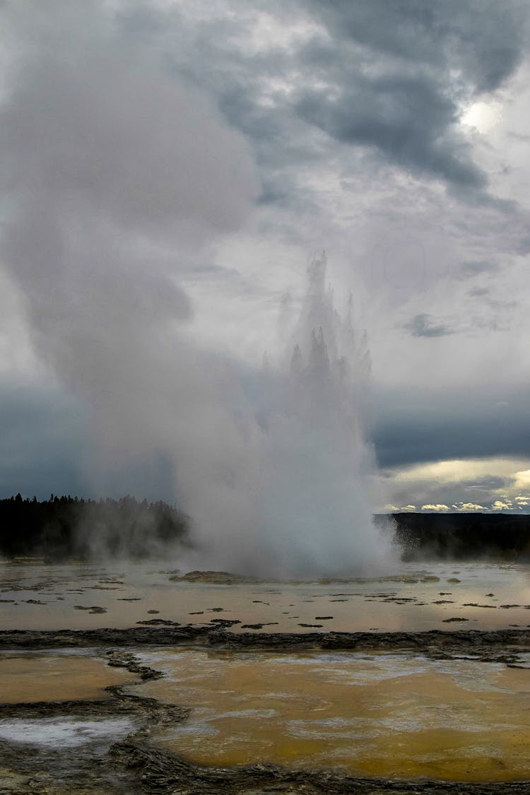 Yellowstone's Great Fountain Geyser Eruption