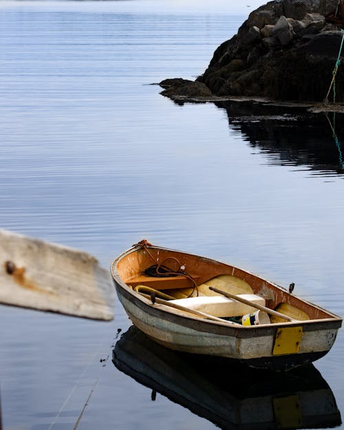 Darmowe zdjęcie z galerii z jezioro, łódź, łódź wiosłowa