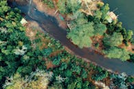 航拍照片捕捉到了充满活力的景观、蜿蜒的河流和茂密的树木