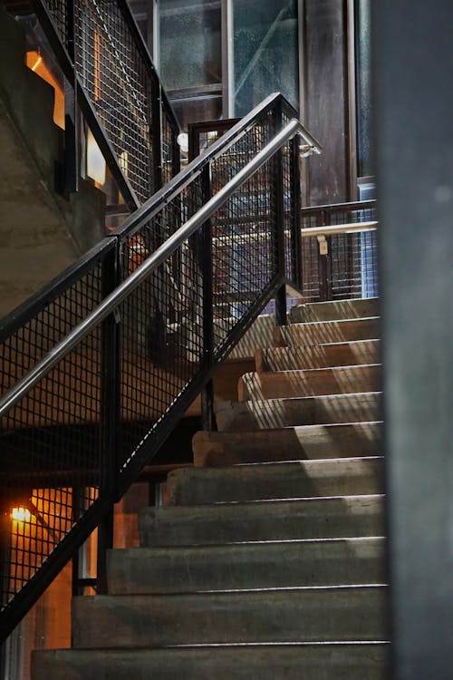 Бесплатное стоковое фото с вертикальный выстрел, лестница, лестничные