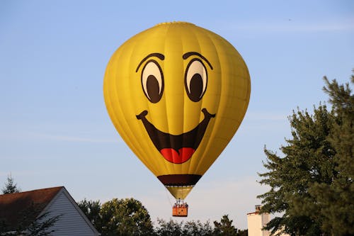Gele Hete Luchtballon Op Lucht