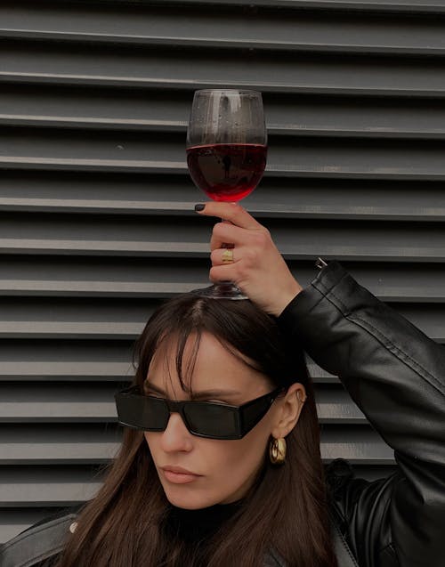 Foto profissional grátis de copo de vinho, fechar-se, jaqueta de couro