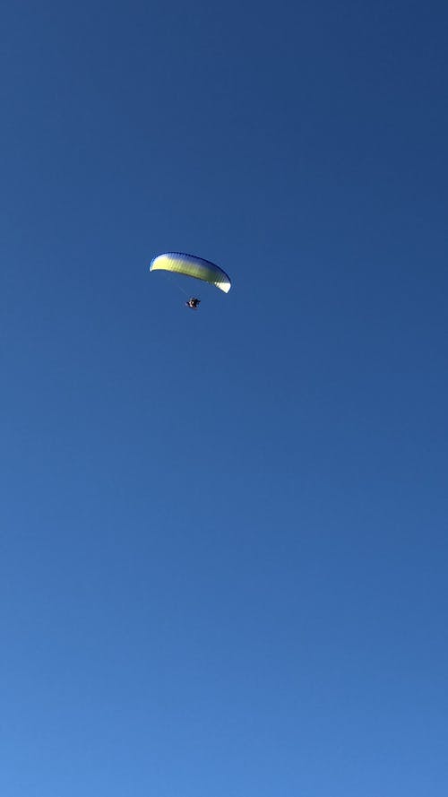 Безкоштовне стокове фото на тему «небесно-блакитний, небо, політ»